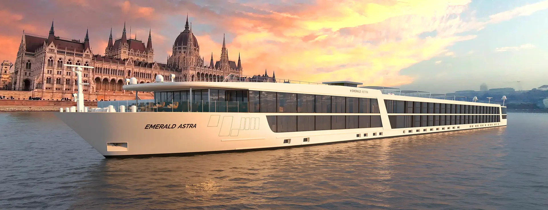 Yate de lujo de The Ritz-Carlton navegando al atardecer con servicio a bordo exclusivo