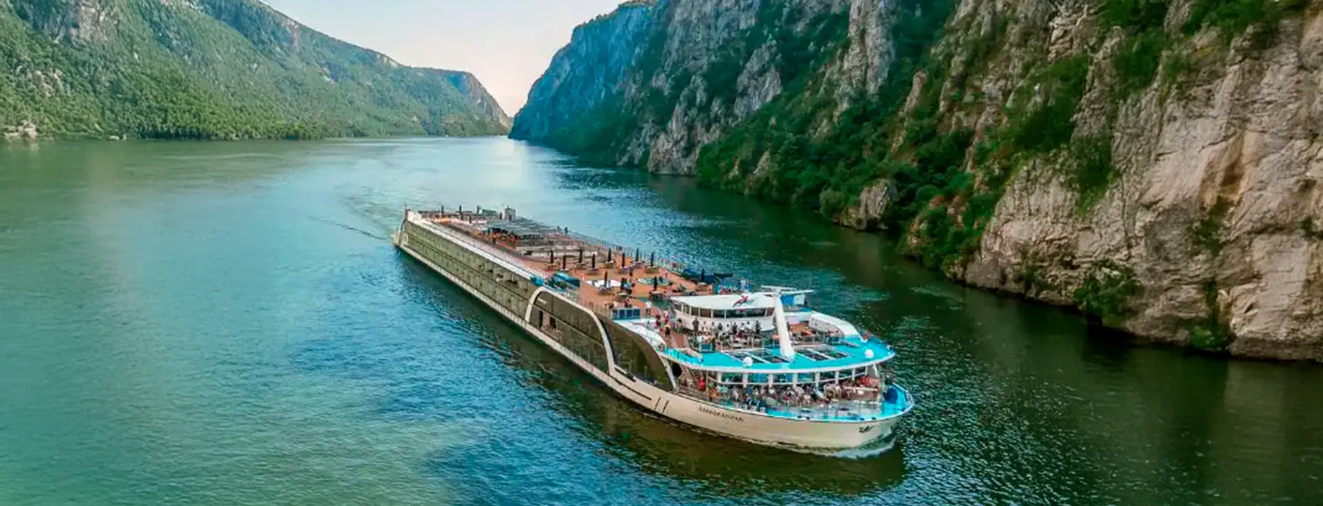 Resort de lujo con piscina infinita y vista panorámica al océano